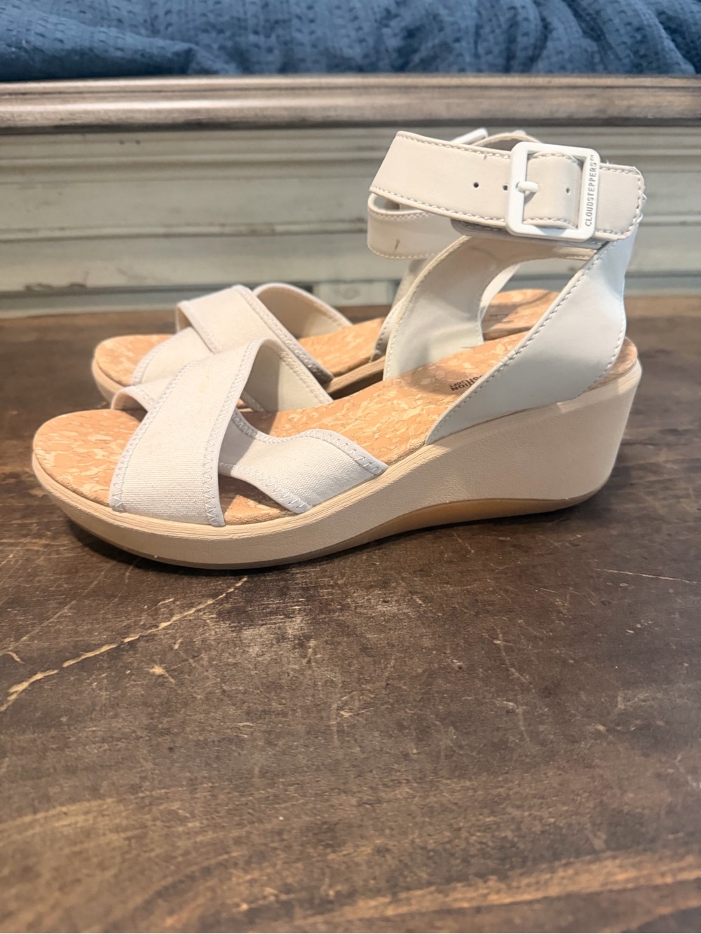 Clarks Cloudstepper Women's Neutral Ankle-Strap Crossband Sandals-8.5 - Picture 3 of 5